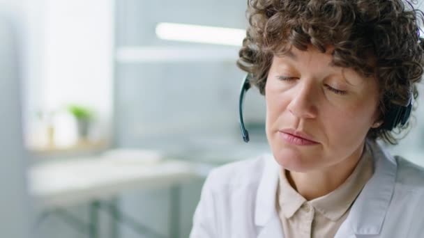 Nahaufnahme Einer Ärztin Kopfhörer Die Über Einen Online Videoanruf Computer — Stockvideo