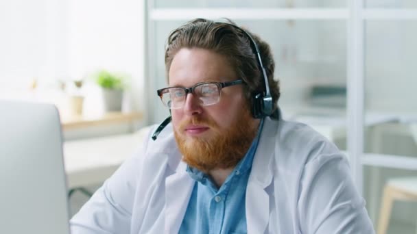 Bärtiger Männlicher Arzt Headset Erklärt Wie Man Selbstuntersuchungen Online Videoanruf — Stockvideo