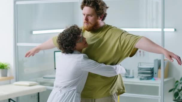 診療中の太りすぎ男性患者の腰を測定女性医師 — ストック動画