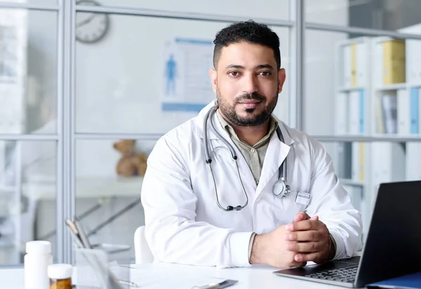 Portrait Serious Doctor Looking Camera While Sitting His Workplace Laptop — Stock Photo, Image