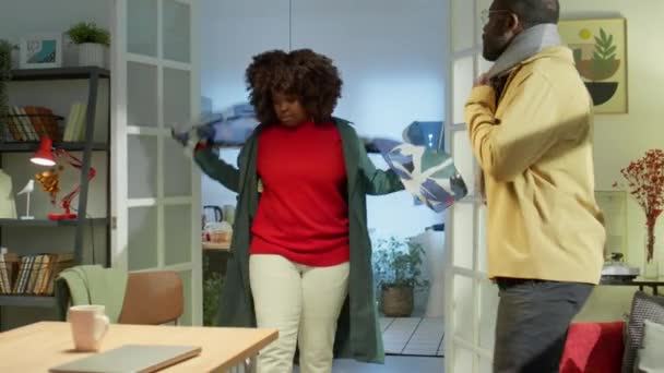 Malheureux Couple Afro Américain Entrer Dans Maison Enlever Des Manteaux — Video