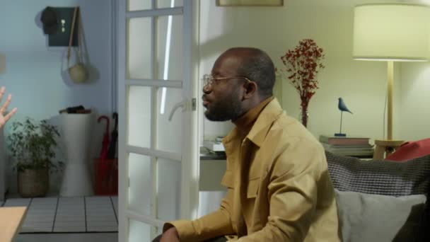 Афроамериканець Який Звинувачує Свою Дружину Емоційному Конфлікті Вдома — стокове відео