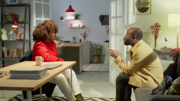 Zoom Avant Couple Afro Américain Émotionnel Discutant Quelque Chose Tout — Video