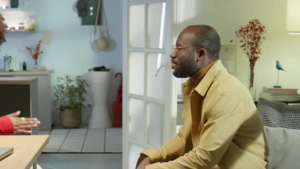 Femme Afro Américaine Mari Assis Maison Ayant Une Dispute Émotionnelle — Video