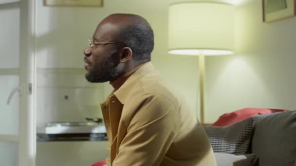 Kızgın Afrikalı Amerikalı Bir Adamın Evde Karısıyla Duygusal Tartışmasının Görüntüsü — Stok video