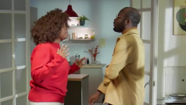 Öfkeli Afrikalı Amerikalı Kadın Evde Duygusal Kavga Ederken Kızgın Kocaya — Stok video