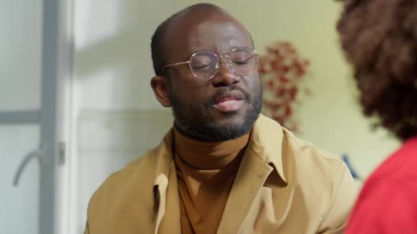 Schouder Schot Van Emotionele Afro Amerikaanse Man Ruzie Met Terwijl — Stockvideo