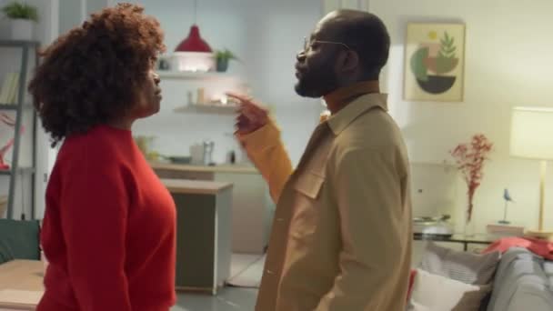 Pas Záběr Hysterické Afroameričan Manželka Manžel Stojí Doma Obviňují Jeden — Stock video