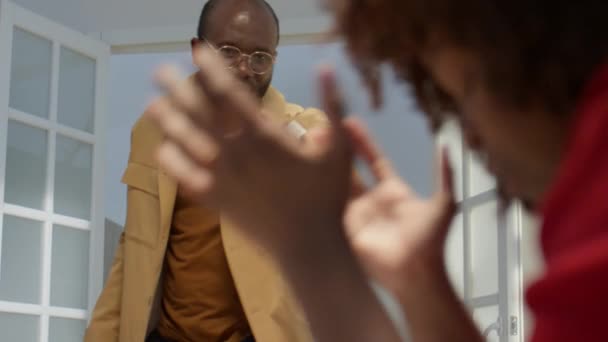 Öfkeli Afrikalı Amerikalı Adamın Kızgın Karısına Bağırırken Çekilen Fotoğraf Karısının — Stok video