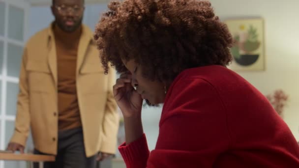 Hayal Kırıklığına Uğramış Afrikalı Amerikalı Bir Kadının Evde Kavga Ettiği — Stok video