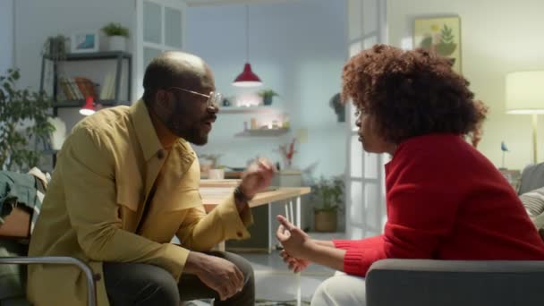 Kızgın Afrikalı Amerikalı Adamın Evde Tartışırken Hayal Kırıklığına Uğramış Eşine — Stok video