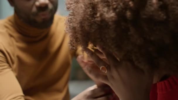 Close Rack Foco Tiro Homem Afro Americano Pedindo Desculpas Esposa — Vídeo de Stock