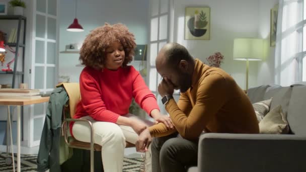 Збільшити Розмах Люблячої Афроамериканської Дружини Тримаючись Руку Розмовляючи Засмученим Чоловіком — стокове відео