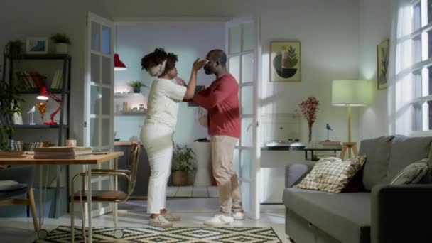 Божевільна Афроамериканська Сім Кричить Одне Одного Ється Вітальні Вдома — стокове відео