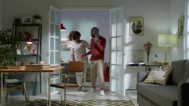 Eifersüchtige Afroamerikanerin Spaziert Mit Ehemann Wohnzimmer Und Nimmt Während Des — Stockvideo
