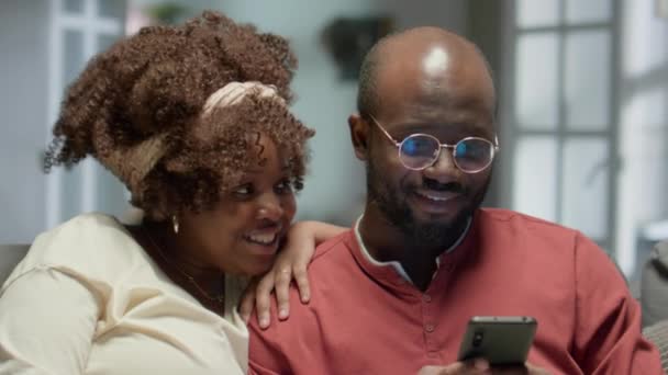 Veselý Afroameričan Používá Smartphone Diskutovat Něčem Obrazovce Šťastnou Ženou Jak — Stock video