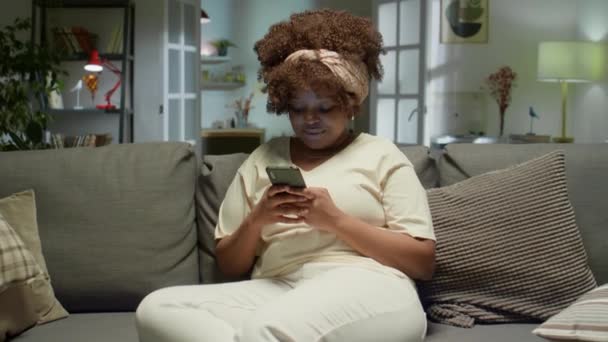 Powiększ Ujęcie Młodej Afroamerykanki Siedzącej Kanapie Salonie Piszącej Wieczorem Przez — Wideo stockowe
