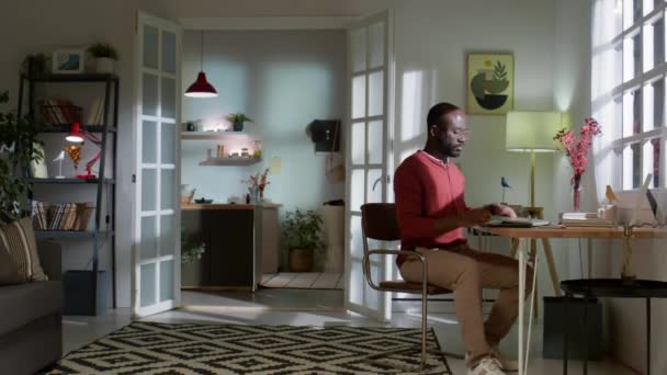 Zoom Toma Hombre Afroamericano Terminar Trabajo Ordenador Portátil Cerrarlo Tomar — Vídeos de Stock