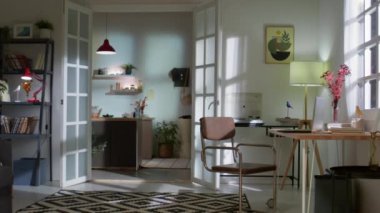 Konforlu iş yeri olan, modern, rahat oturma odasının içinde.
