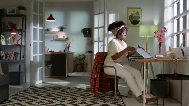Joven Mujer Afroamericana Terminar Trabajo Ordenador Portátil Cerrarlo Tomar Teléfono — Vídeos de Stock