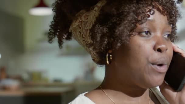 Vista Cerca Alegre Mujer Afroamericana Charlando Teléfono Móvil Noche Casa — Vídeos de Stock