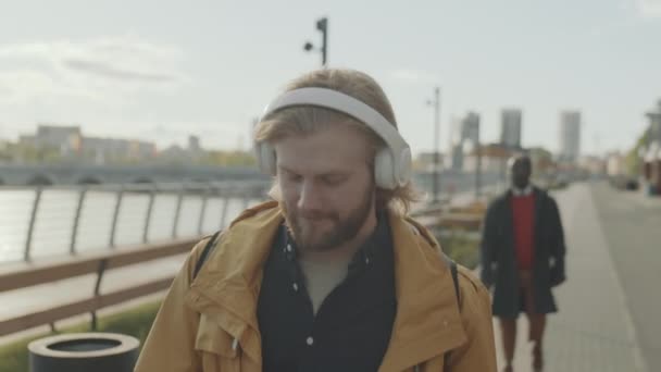 Cintura Hacia Arriba Tiro Hombre Joven Auriculares Inalámbricos Escuchando Música — Vídeo de stock