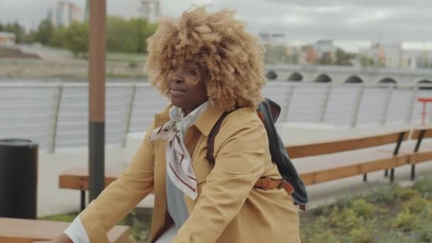 Tânără Afro Americană Rucsac Zâmbind Călărind Bicicleta Râu Oraș — Videoclip de stoc