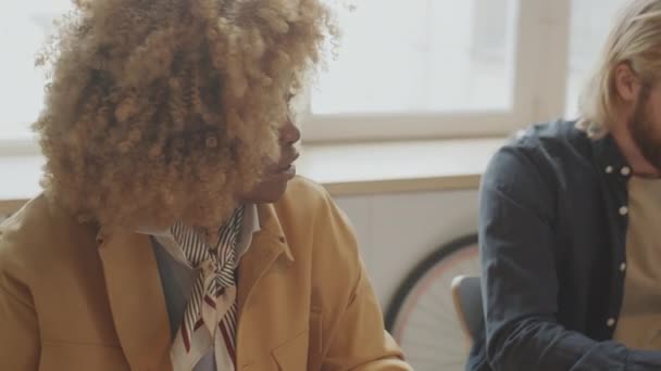 아프리카 미국인젊은 사무실에서 만나는 동료와 아이디어에 토론하는 — 비디오