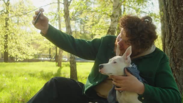Młody Pogodny Człowiek Gospodarstwa Smartfon Biorąc Selfie Piękny Staffordshire Terrier — Wideo stockowe