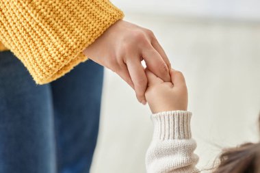 Annem bebeğiyle el ele tutuşurken, o da yürümeyi öğrenirken.