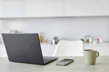 Bilgisayarın yakın plan görüntüsü, akıllı telefon ve kahve ile çevrimiçi çalışmalar için masanın üzerinde.
