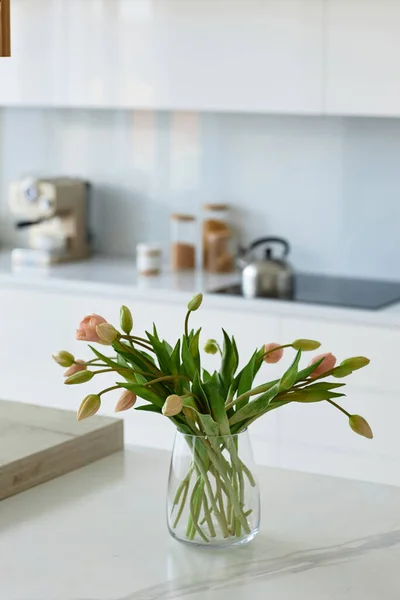 Вертикальне Зображення Красивих Квітів Вазі Сучасній Кухні — стокове фото