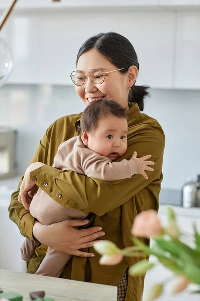 Image Verticale Maman Asiatique Heureuse Tenant Son Bébé Dans Ses — Photo