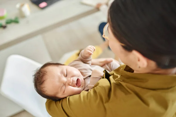 Vue Arrière Jeune Maman Tenant Son Bébé Sur Les Bras — Photo