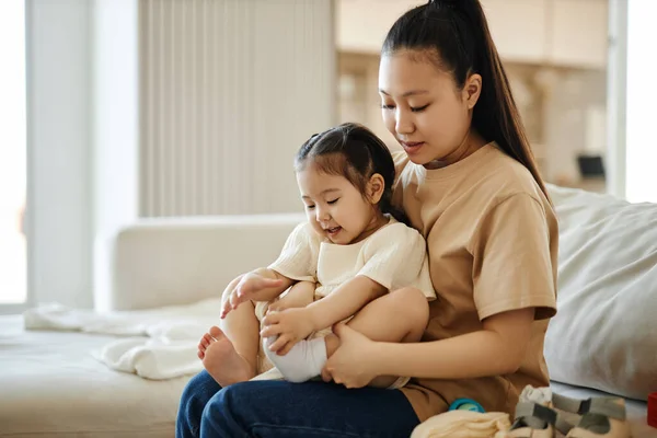 Asiática Joven Mamá Babysitting Con Poco Hija Casa —  Fotos de Stock