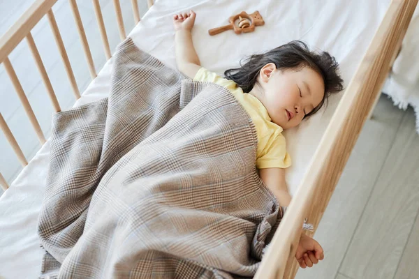 침대에서 아시아 소녀의 — 스톡 사진