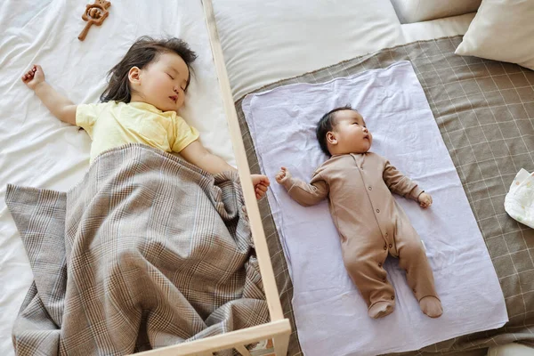 Vysoký Úhel Pohledu Novorozence Holčičku Spící Postelích Pokoji — Stock fotografie