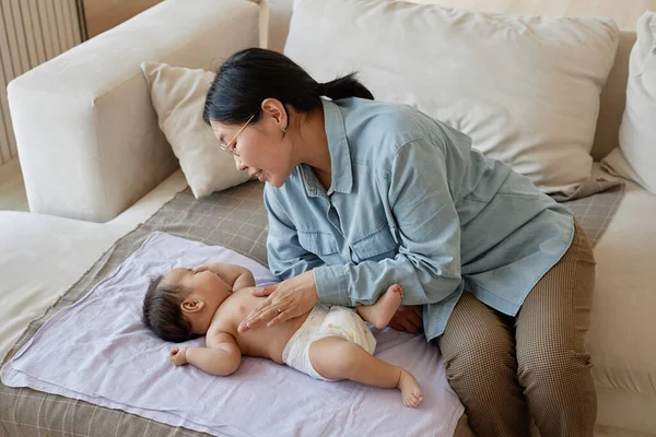 Vista Ángulo Alto Madre Asiática Que Preocupa Por Bebé Recién —  Fotos de Stock