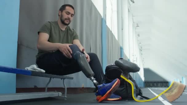 Professional Athlete Putting Prosthetic Leg Workout Indoor Stadium — Stock Video