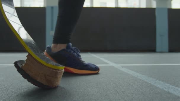 Stadyumda Yürüyen Protez Bıçaklı Tanınmayan Bir Sporcunun Zemin Katındaki Çekimi — Stok video