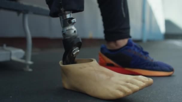 Close Ground Level Shot Unrecognizable Athlete Putting Sport Shoe Prothetic — Vídeo de Stock