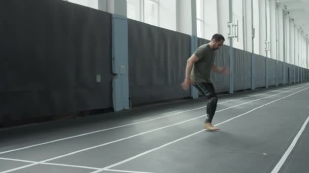 Professionele Mannelijke Atleet Met Kunstbeen Met Behendigheidstraining Het Indoor Stadion — Stockvideo