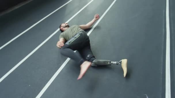 在室内体育场做伸展运动时 假腿做仰弯脊柱姿势的职业运动员高角镜头 — 图库视频影像