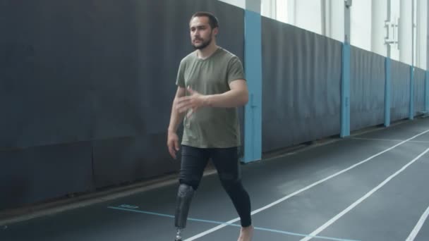 Protez Bacaklı Erkek Sporcu Kapalı Stadyumda Egzersiz Yaparken Diz Üstü — Stok video
