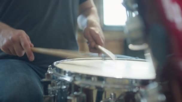 Κοντινό Πλάνο Αγνώριστου Άνδρα Μουσικού Που Παίζει Τύμπανο Drumsticks — Αρχείο Βίντεο