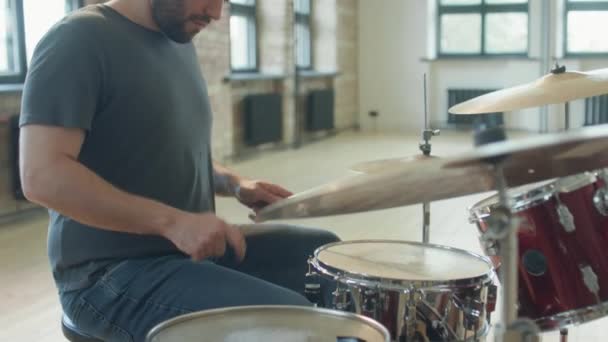 Professioneller Männlicher Schlagzeuger Spielt Schlagzeug Proberaum — Stockvideo