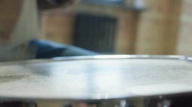 Müzisyenlerin tel fırçalarla davul çalarken çekilmiş el kamerası görüntülerini kapatın.