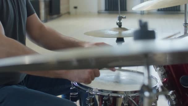 Talentvolle Mannelijke Muzikant Die Drumt Tijdens Repetitie Muziekstudio — Stockvideo