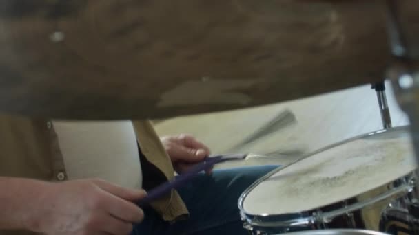 長い灰色の髪を持つシニアドラマーは 音楽リハーサルスタジオでドラムブラシでドラムを演奏 — ストック動画