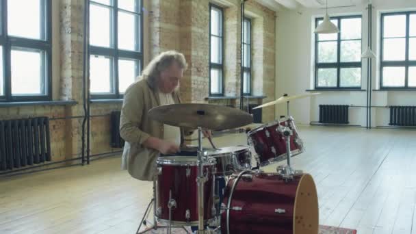 스튜디오에서 예행연습을 머리에 브러시로 드럼을 연주하고 음악가의 사진을 — 비디오